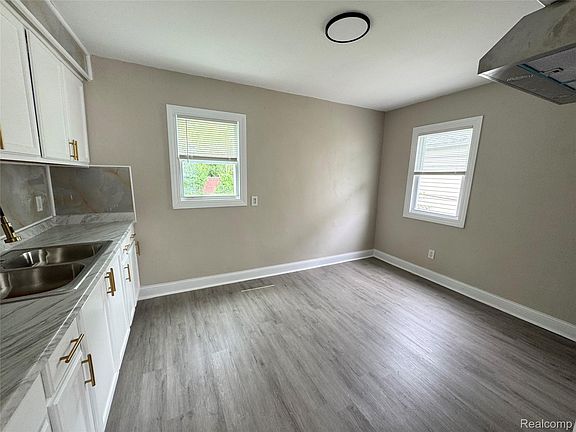 5th image of 19457 Gilchrist St