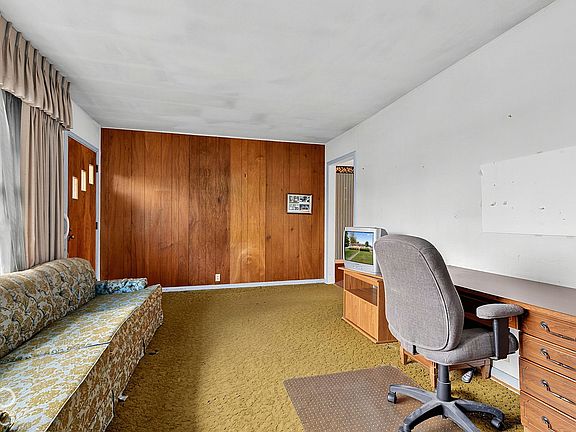 5th image of 450 Maple St