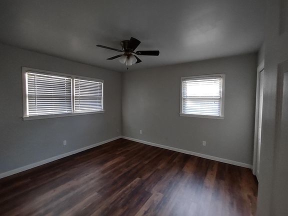Corner bedroom with plenty of space