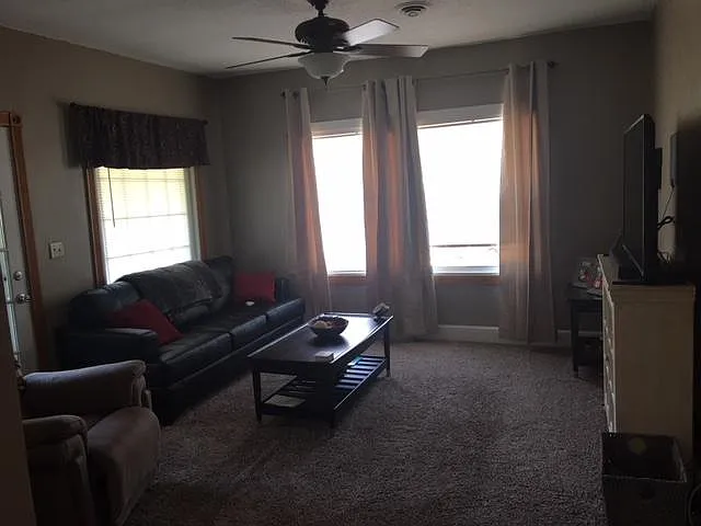 3 bed, 1129 sqft, $1,585 — Photo 2
