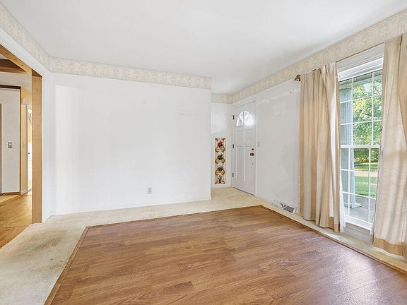 4th image of 65 Persimmon Dr