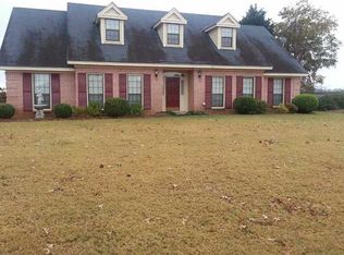 35 Bellview Dr, Deatsville, AL 36022