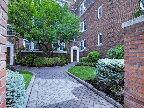 17 Gaynor Avenue #1D, Manhasset, NY 11030