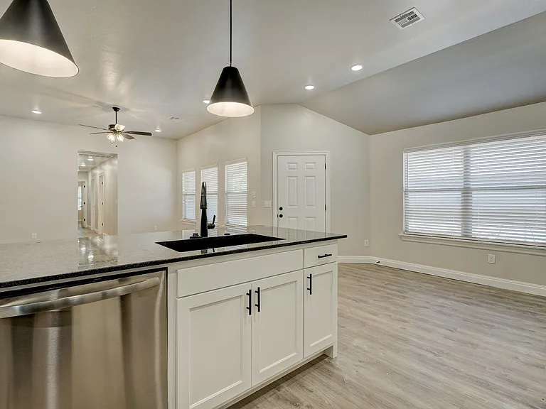 213 W Thatcher St — Photo 9