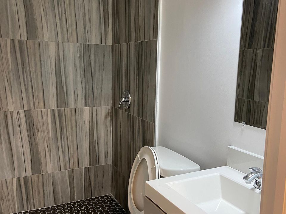 2nd image of 2542 Taylor St #2