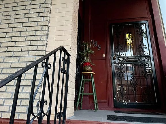 4th image of 185 Essex St