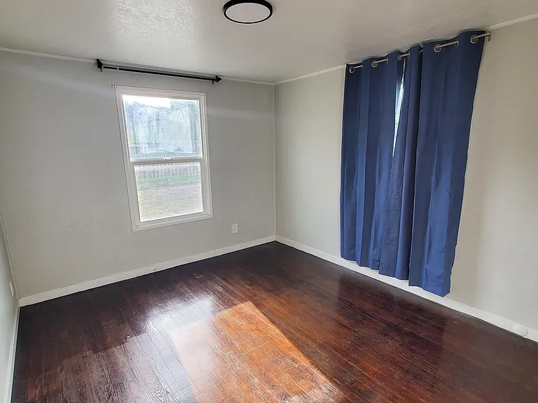 137 NE Flagg St — Photo 11