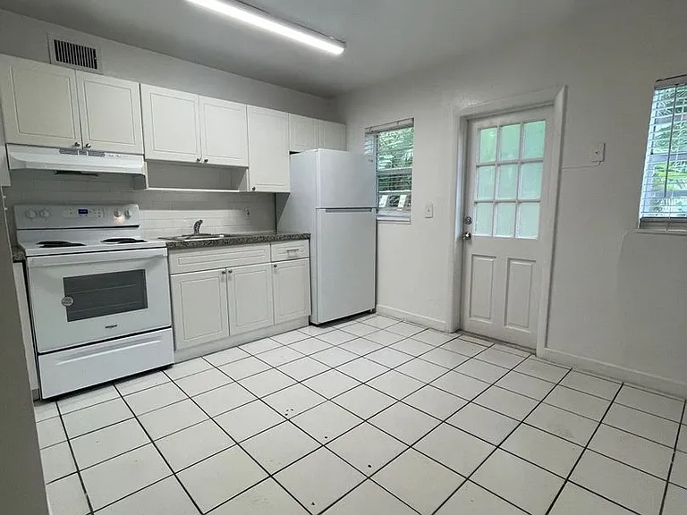 709 SW 14th Ave — Photo 10