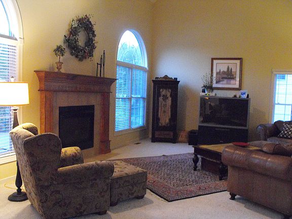 4th image of 662 Nancy Dr