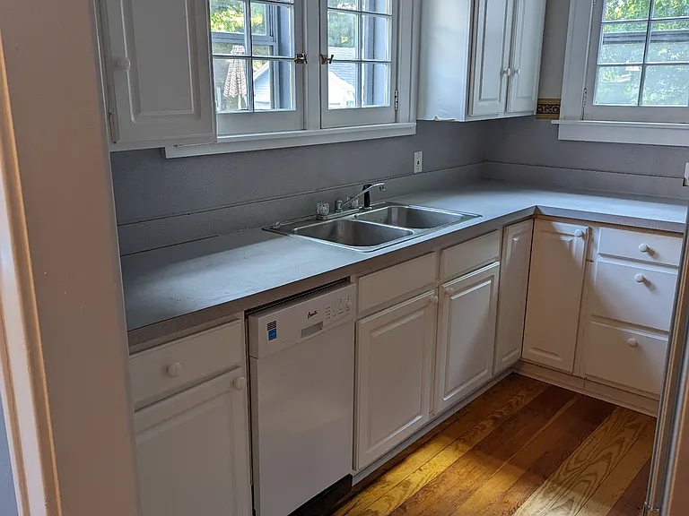 225 N Foster Ave — Photo 3