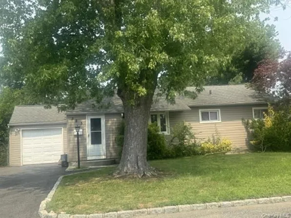 325 Glynn Street, North Babylon, NY 11703