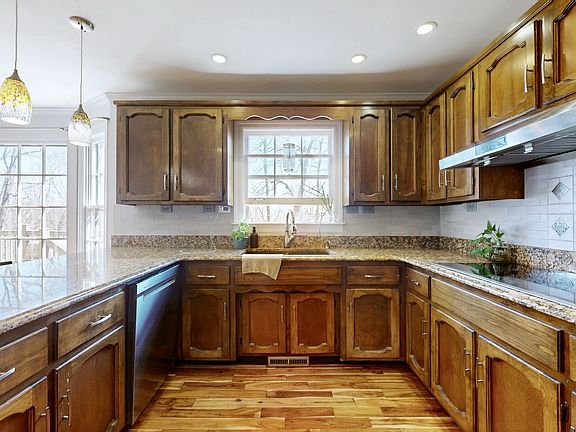 2nd image of 808 Shady Bluff Trl