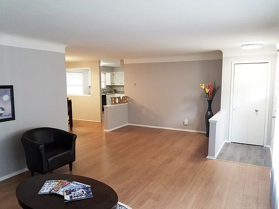 3rd image of 376 Royal Oak Blvd