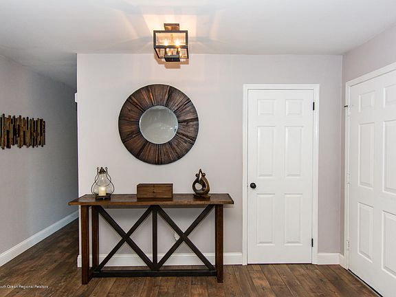 5th image of 909 Tudor Dr