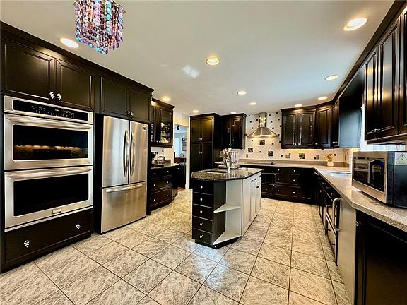 2nd image of 25 Coachman Pike