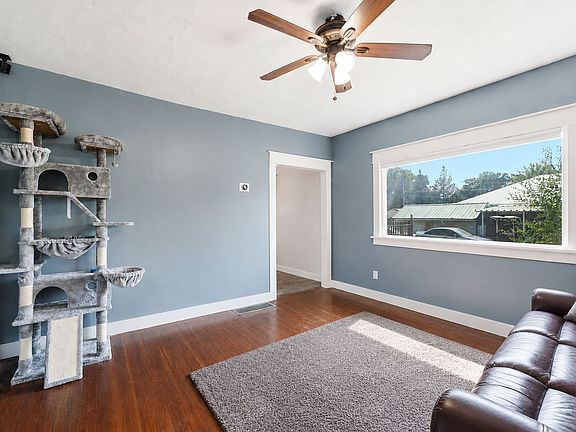 3rd image of 629 Douglas St