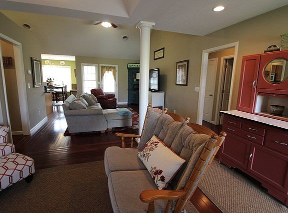 4th image of 107 Colonial Dr