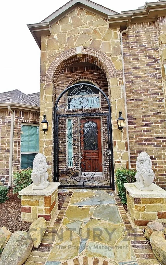 Pride of Ownership Shows in This Stunning 2-Story 4/3.5/3 in Red Oak! — Photo 2
