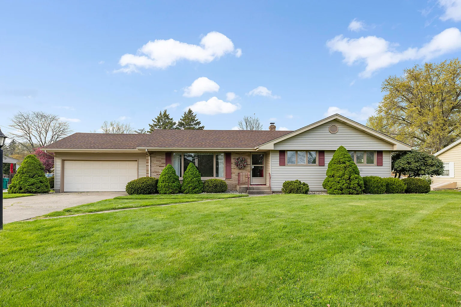 2419 Beechwood Dr photo 1