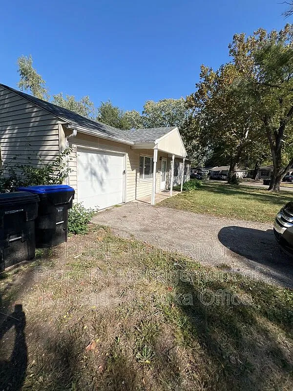 3 bed, 1.0 bath, 1030 sqft, $1,325 — Photo 3