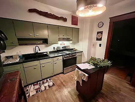 3rd image of 998 Margaret St Unit 1