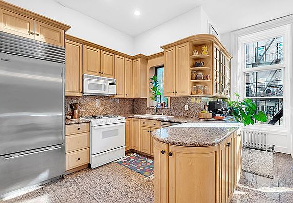 5th image of 208 President St #1