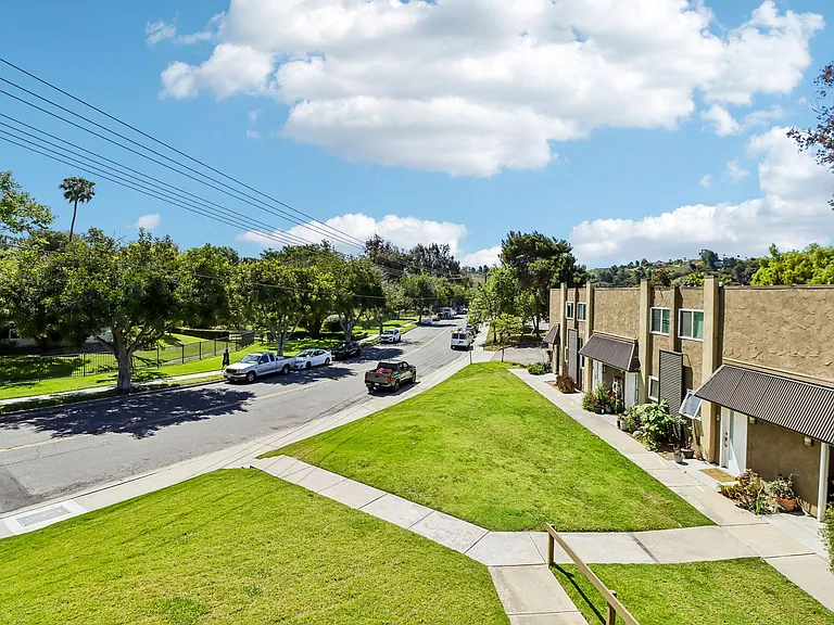 Garrison Townhome Apartments — Photo 8