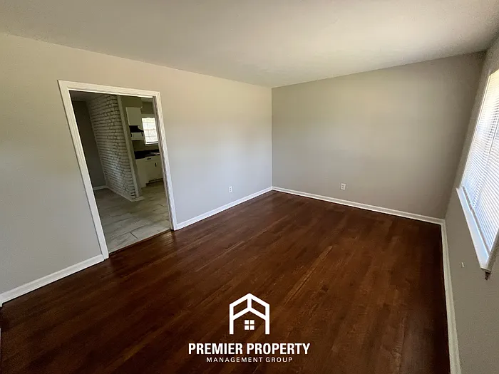 1352 Winfield Ave — Photo 2