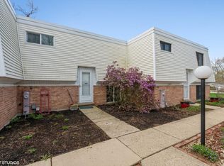 34W671 Hickory Ct APT B, Saint Charles, IL