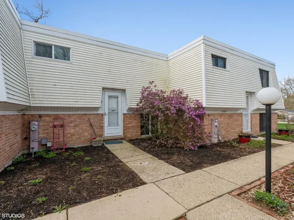 34W671 Hickory Ct APT B, Saint Charles, IL 60174