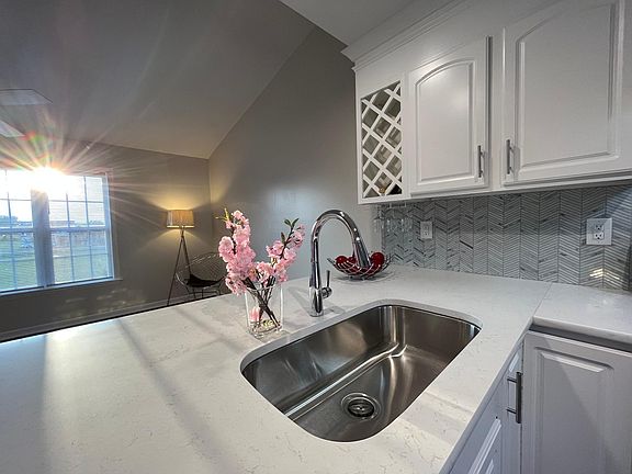 Pull-down faucet, quartz countertop.