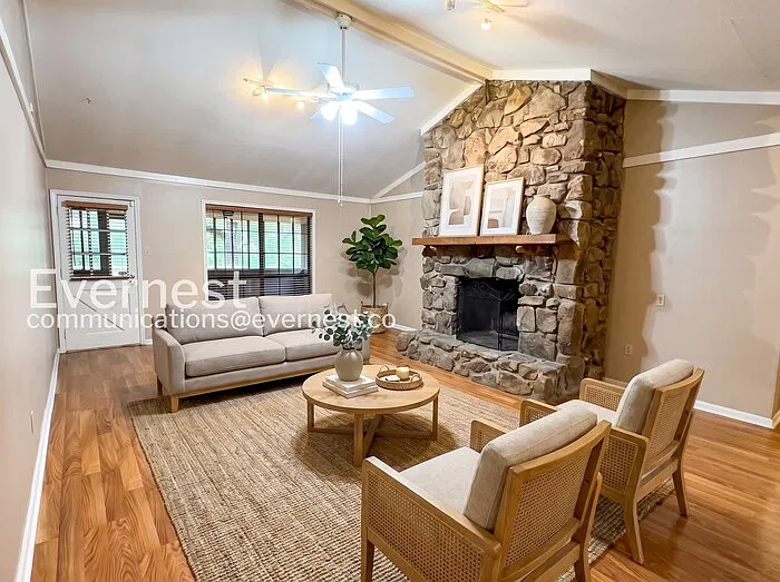 3 bed, 2.5 bath, 2094 sqft, $2,095 — Photo 2