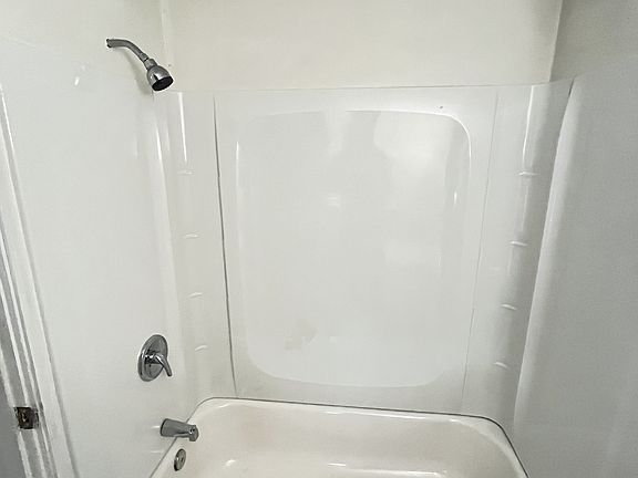 5th image of 913 Camp St