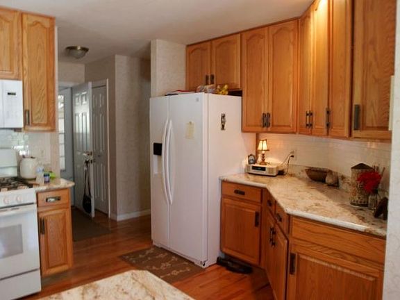 4th image of 23071 Montrose Cir