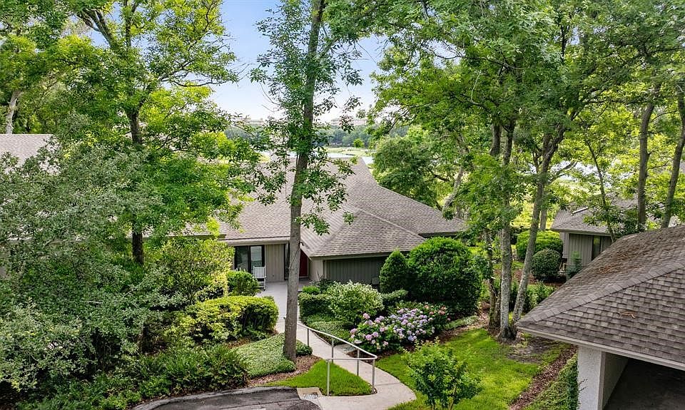 1st image of 2411 Boxwood Ln #2411
