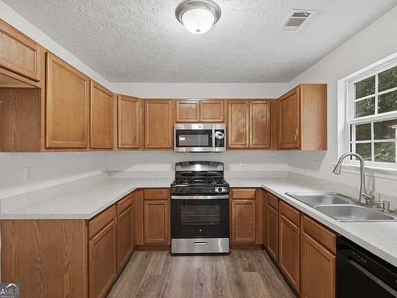 2nd image of 2213 Pineview Trl