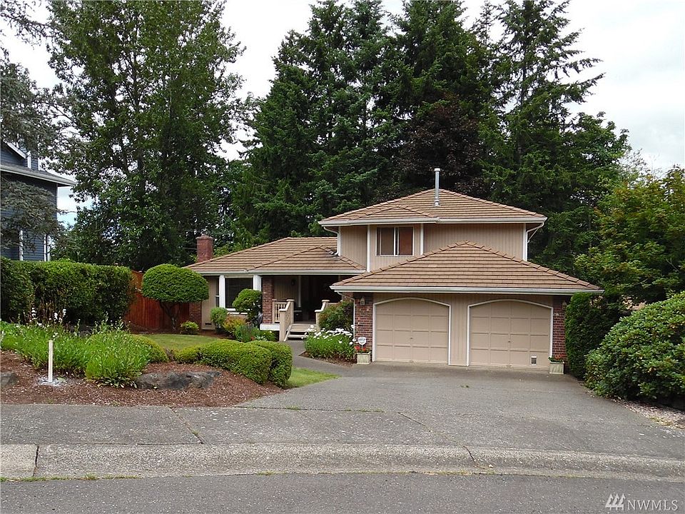 Very well maintained home in desirable Eastwind neighborhood of Kent.  Classic cedar & brick exterior with tile roof. 