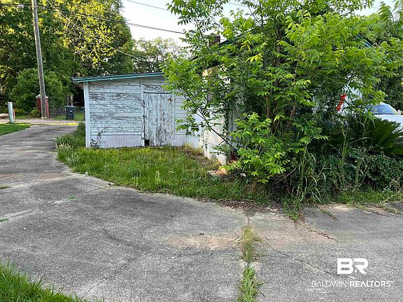 3rd image of 112 Juniper St S