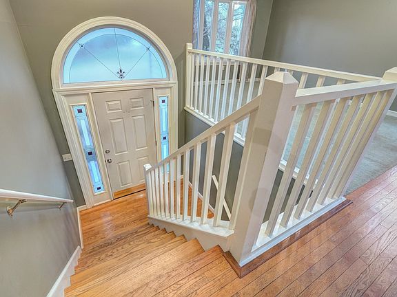 4th image of 535 Capitol Way