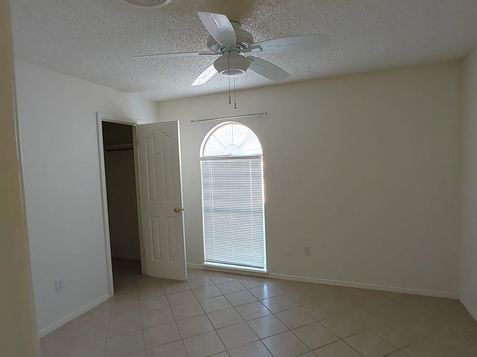 4 bed, 2100 sqft, $1,900 — Photo 3