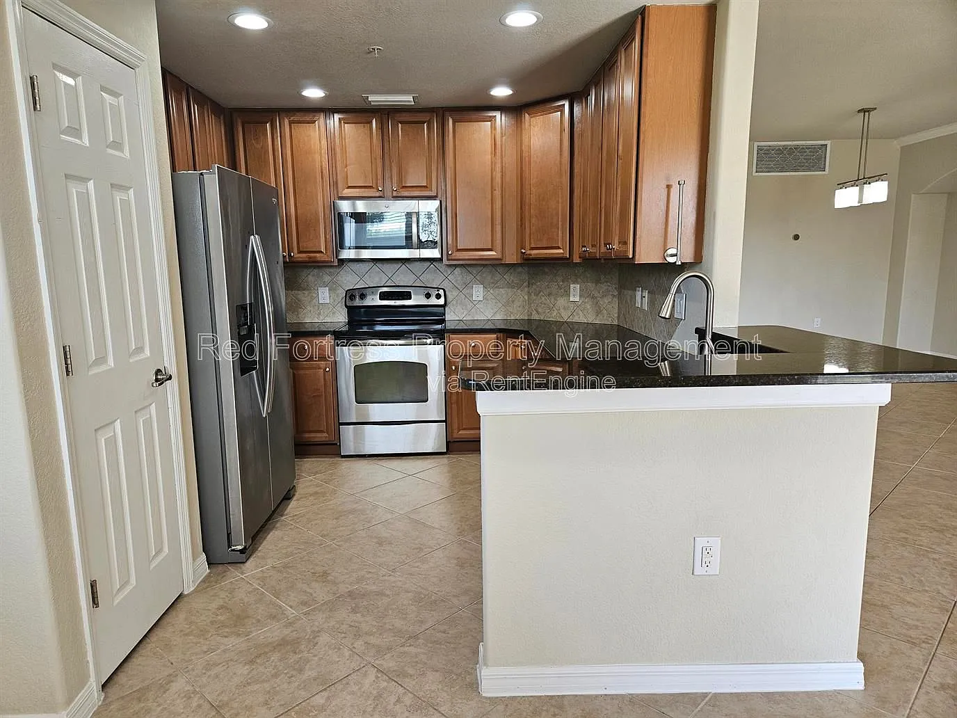 3 bed, 2.0 bath, 1752 sqft, $2,300 — Photo 2