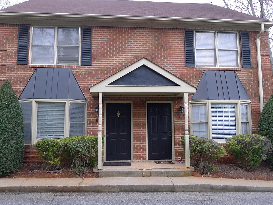 211 W Rutherford is a small complex of only 10 Townhomes 2 Blocks from 5 points and UGA Track