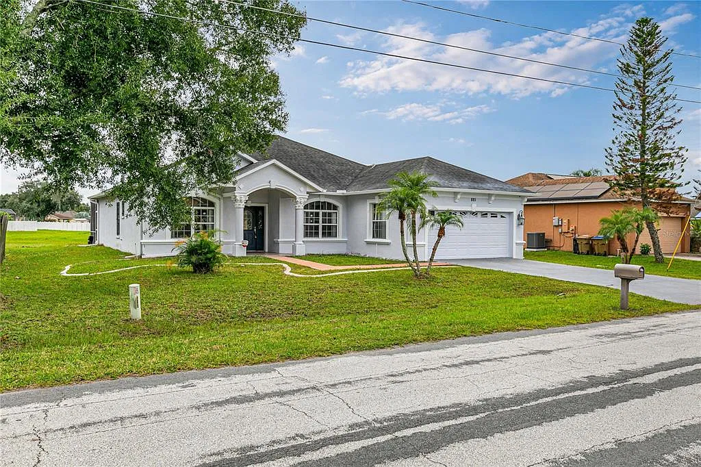 4 bed, 3.0 bath, 2400 sqft, $2,800 — Photo 2