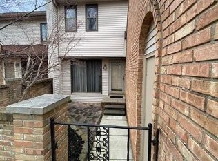 1064 Willow Grove Ct, Rochester, MI 48307