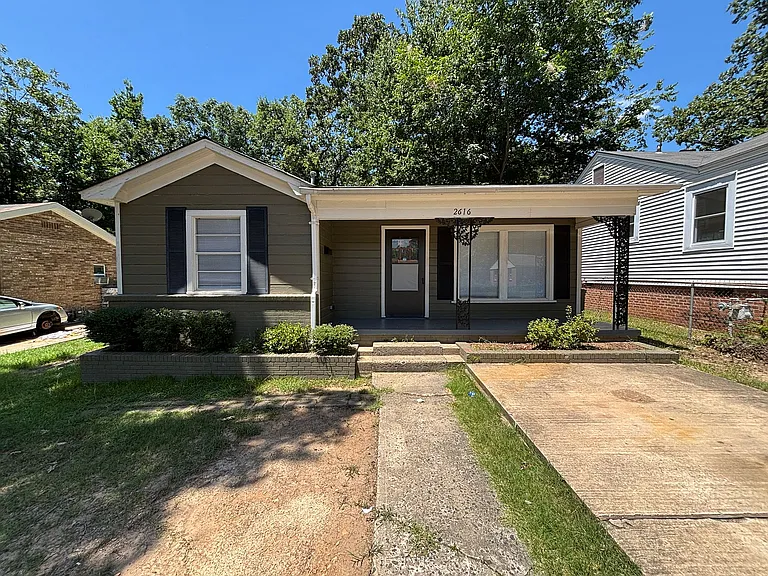 2616 S Harrison St — Photo 1