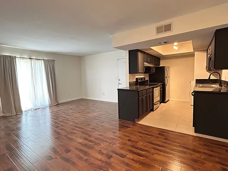 740 W Elm St #235 — Photo 3