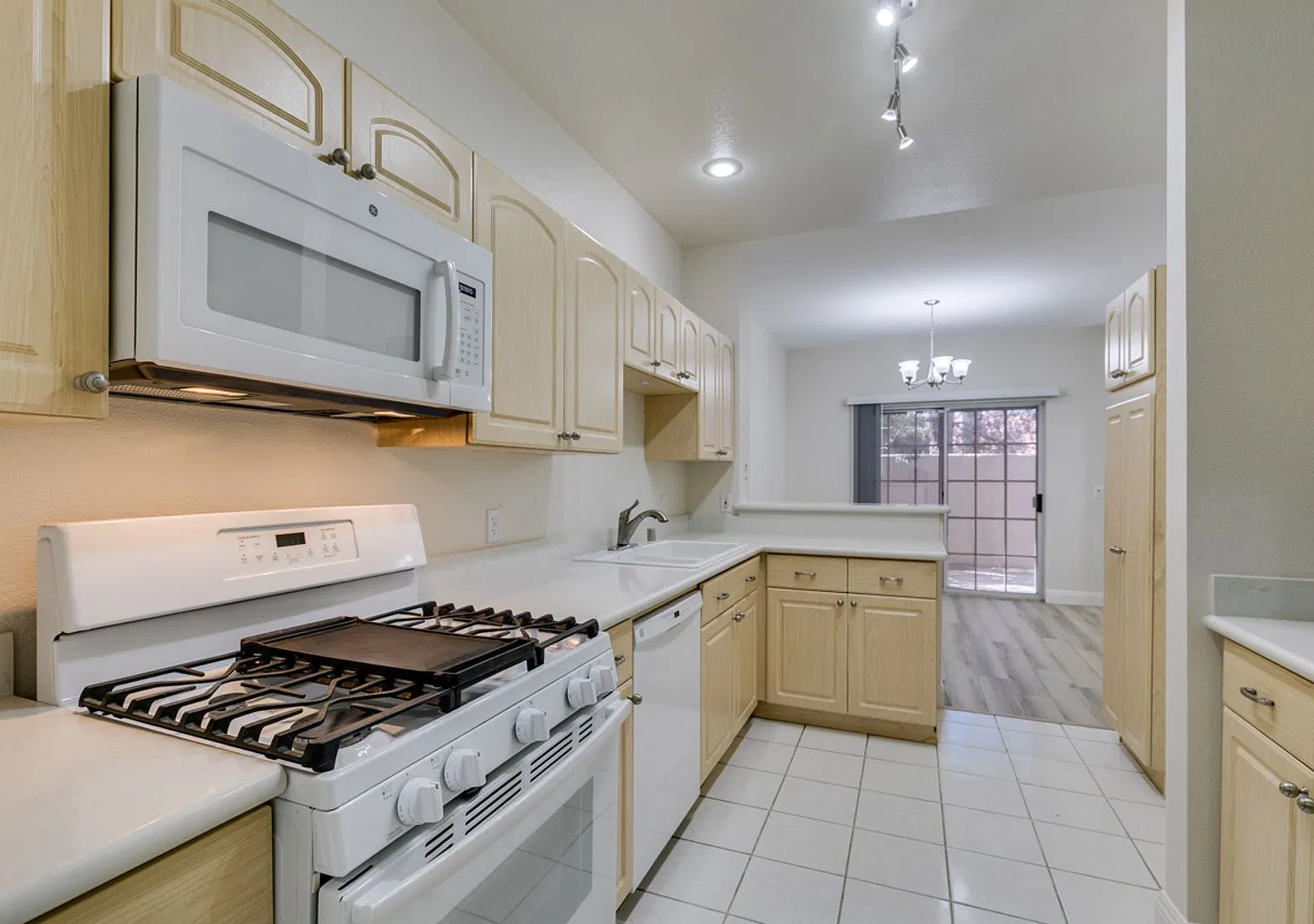 Charming 3-Bedroom Townhome in Stone Canyon, Henderson! — Photo 4