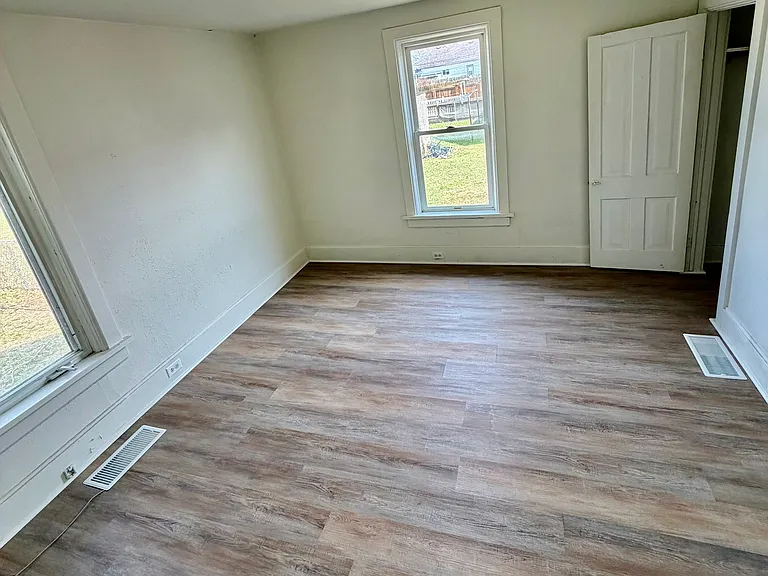 706 E 4th St #1 — Photo 8