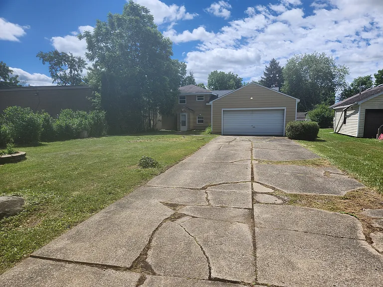 656 W Highland Ave — Photo 32