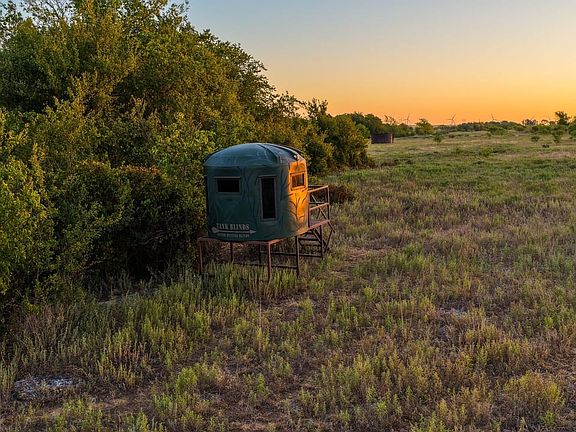 Pringle Rothell Farm, mature mesquite trees, hardwood trees, ponds, native grasses, utilities